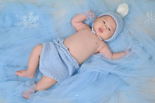 广西三个月宝宝挠耳朵 广西三个月宝宝挠耳朵